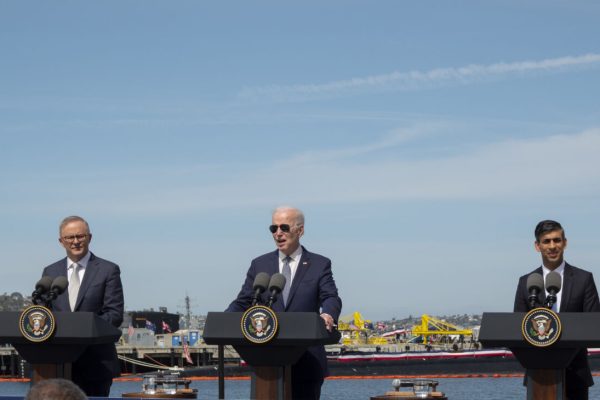 Foto con i tre presidenti: March 13, 2023, San Diego, California, USA: President Joe Biden, center, talks about a new AUKUS partnership with Australian Prime Minister Anthony Albanese, left, and British Prime Minister Rishi Sunak at Naval Base Point Loma