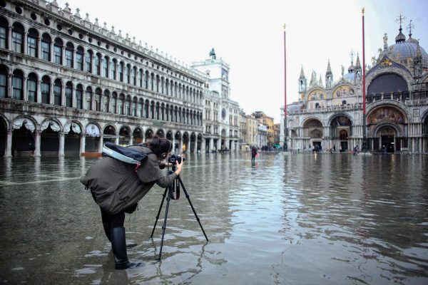 Acqua alta in piazza San Marco a Venezia. Il cambiamento climatico sta mettendo in pericolo non solo i siti naturali, ma anche il patrimonio culturale italiano.