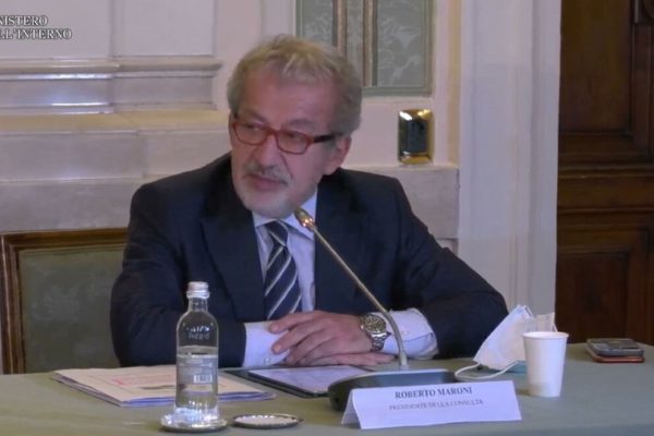 L'ex ministro dell'Interno e del Lavoro Roberto Maroni presiede al Viminale la Consulta per l'attuazione del Protocollo d'intesa per la prevenzione e il contrasto dello sfruttamento lavorativo in agricoltura e del caporalato sottoscritto il 14 luglio scorso, Roma, 20 ottobre 2021.
ANSA/ YOUTUBE
+++ NO SALES, EDITORIAL USE ONLY +++