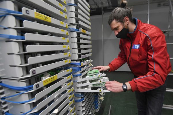 Un tecnico Tim controlla la nuova centralina della fibra ottica nella centrale di Peschiera Borromeo, 14 maggio 2021. ANSA/DANIEL DAL ZENNARO