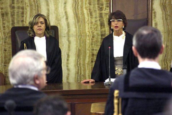 Sentenza del Processo Mills al tribunale di Milano. Nella foto da sinistra i giudici Antonella Lai e Francesca Vitale, e di spalle i difensori di Silvio Berlusconi  Longo (S) e Ghedini (D). Milano, sabato 25 febbraio 2012.  ANSA/DANIELE MASCOLO