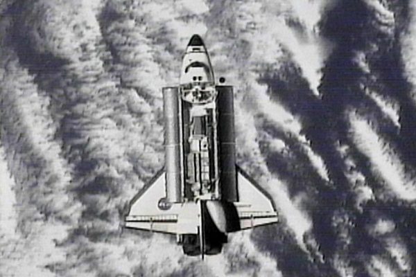 KSC10 - 20001202 - KENNEDY SPACE CENTER, FLORIDA, UNITED STATES : A view of the space shuttle Endeavourn from the International Space station 02 December 2000 as the shuttle moves in to dock with the station.  The Endeavour and her five-man crew are on an eleven-day mission to the station to install a large set of solar arrays. ANSA-CD      EPA PHOTO AFP/NASA VIDEO/bw/gd