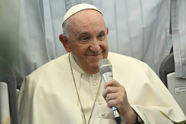 Papa Francesco, durante una conferenza stampa sul volo di rientro da Budapest al termine del viaggio apostolico in Ungheria, 30 aprile 2023. ANSA/Vatican media + UFFICIO STAMPA, PRESS OFFICE, HANDOUT PHOTO, NO SALES, EDITORIAL USE ONLY + NPK