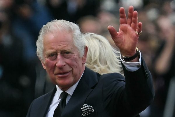 Britain's King Charles III and Britain's Camilla, Queen Consort greet the crowd upon their arrival Buckingham Palace in London, on September 9, 2022, a day after Queen Elizabeth II died at the age of 96. - Queen Elizabeth II, the longest-serving monarch in British history and an icon instantly recognisable to billions of people around the world, died at her Scottish Highland retreat on September 8. (Photo by Daniel LEAL / AFP)