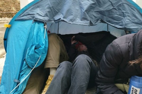 Alcuni studenti dentro una tenda da campeggio hanno montato dei cartelli di protesta contro il caro affitti  davanti al Mur a Roma, 11 maggio 2023.
ANSA/Cecilia Ferrara