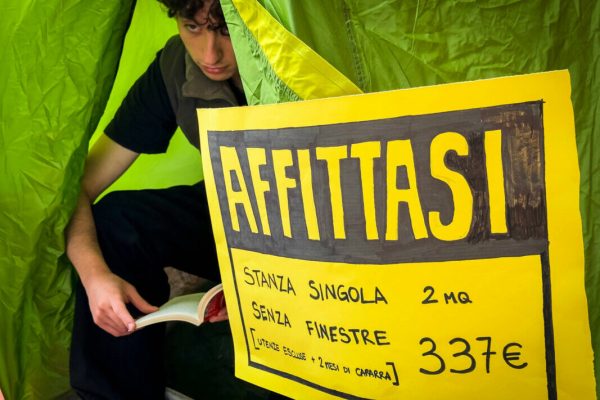 Studenti fuori sede della facoltà di lettere e filosofia   protestano contro il caro affitti dentro una tenda da campeggio a Napoli, 12 Maggio 2023. ANSA/CESARE ABBATE/
