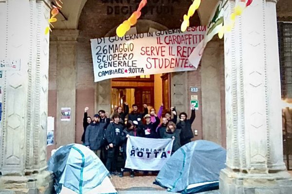Studenti con le tende da campeggio e cartelli di protesta contro il caro affitti Bologna, 12 maggio 2023.
ANSA/FRANCESCO ARRIGONI