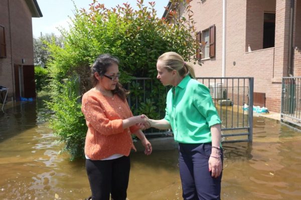 Fermoimmagine del video della presidenza del Consiglio in cui la premier Giorgia Meloni stringe la mano ad una donna che vive in una delle zone colpite dall'alluvione, 21 maggio 2023. ANSA / UFFICIO STAMPA PALAZZO CHIGI