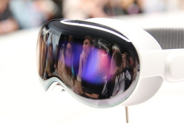 05 June 2023, USA, Cupertino: Media representatives and bloggers surround the Apple Vision Pro computer glasses on display in the Steve Jobs Theater on Apple's corporate campus in Cupertino. The novel headset had previously been presented by Group CEO Cook at Apple's WWDC developer conference. Photo: Christoph Dernbach/dpa