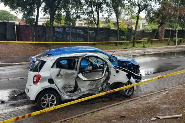 La scena dell'incidente in cui ha perso la vita un bimbo di 5 anni, a Casal Palocco, nella zona sud di Roma, 14 giugno 2023. Il piccolo era in auto con la madre.     ANSA/STRINGER