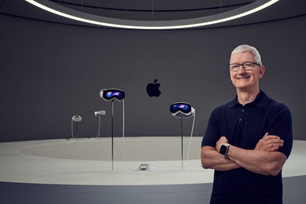 Apple Vision Pro Tim Cook