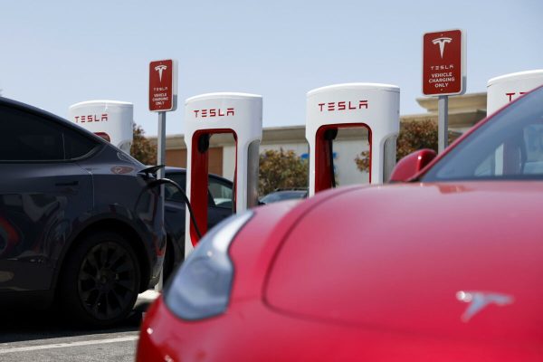 epa10706965 Tesla electric vehicles charge at a supercharger station in Hawthorne, California, USA, 22 June 2023. On 21 June, a group of US Senate Republicans introduced legislation that would block California's zero emissions regulations from being implemented.  EPA/CAROLINE BREHMAN