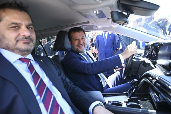 Il ministro delle Infrastrutture e dei Trasporti, Matteo Salvini, con Fadel Al Faraj (S), Amministratore Delegato di Q8 Italia, nel corso della cerimonia di inaugurazione della prima stazione di rifornimento di idrogeno a Roma 26 giugno 2023.   ANSA/MAURIZIO BRAMBATTI