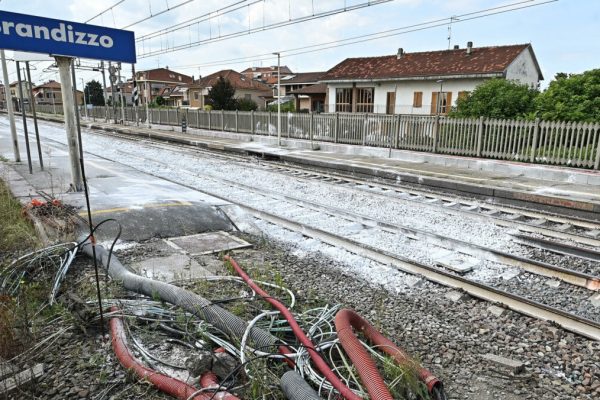 Il luogo dell'incidente presso la stazione ferroviaria di Brandizzo dove un treno ha investito cinque operai che lavoravano sui binari, 1 settembre 2023 ANSA/ALESSANDRO DI MARCO