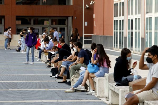 Studenti in attesa prima di entrare nell'istituto per effettuare il test nella facoltà di Medicina all'Università Bicocca a Milano, 3 settembre 2021.ANSA/MOURAD BALTI TOUATI