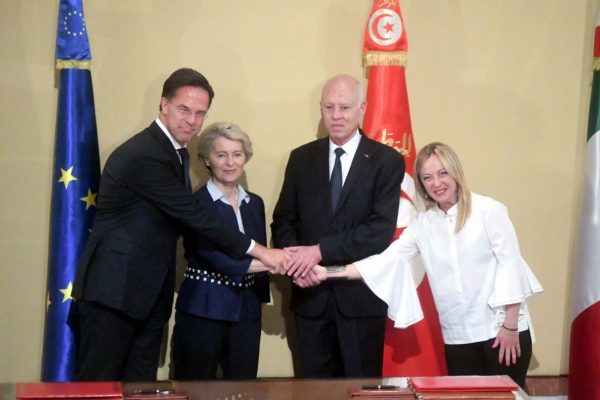 epa10750154 A handout photo made available by the Tunisia Presidency's press service shows Dutch Prime Minister Mark Rutte (L), European Commission President Ursula Von der Leyen (2-L), and Italian Prime Minister Giorgia Meloni (R) attending a meeting with Tunisian President Kais Saied (2-R) at the presidential palace in Carthage, Tunis, Tunisia, 16 July 2023, to discuss a proposed migration deal between the European Union (EU) and Tunisia.  EPA/TUNISIA PRESIDENCY / HANDOUT  HANDOUT EDITORIAL USE ONLY/NO SALES