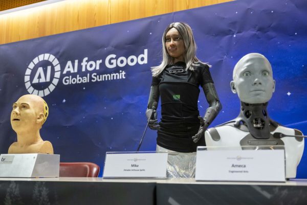 epa10732350 (L-R) The head of an AI robot, of Hanson Robotics, female robot Mika, Ameca, one of the world's most lifelike humanoid robots, speak during the World's first press conference with a panel of AI-enabled humanoid social robots as part of the International Telecommunication Union (ITU) AI for Good Global Summit in Geneva, Switzerland, 07 July 2023. Artificial intelligence (AI) and robotics innovators and their high-tech creations join diplomats, industry executives, academics, policy-makers, and UN partners, in the summit organized by the International Telecommunication Union (ITU) in Geneva between 06 and 07 July.  EPA/MARTIAL TREZZINI