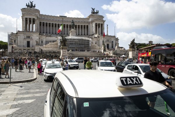 Taxi a Roma, 06 agosto 2023. ANSA/ANGELO CARCONI