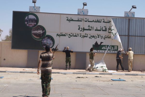 Sirte, la citta' natale di Muammar Gheddafi trasformata in simbolo della rivoluzione del 1969, non e' piu' un tabu', e i ribelli libici, che preferiscono farsi chiamare Thuwar (rivoluzionari), si apprestano - almeno cosi' assicurano - a calare il sipario una volta per tutte sul regime del rais. Migliaia di uomini armati, a bordo di centinaia di pick up trasformati in macchine da guerra, si sono fatti largo a colpi di missili Grad, Katiuscia, cannoni 106 e mitragliatrici pesanti sulla strada che collega Misurata a Sirte. Le difese dei fedelissimi di Gheddafi, manovrate da mani militari esperte e non certamente da civili, da quel che si e' potuto vedere, si sono sciolte come burro, e i Thuwar sono riusciti in meno di tre ore ad arrivare di fatto alle porte della citta', incastonata tra il mare e il deserto del Sahel.
ANSA/CLAUDIO ACCOGLI