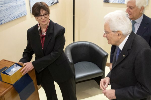 Il Presidente della Repubblica Sergio Mattarella riceve da Maria Chiara Carrozza, Presidente del Consiglio Nazionale delle Ricerche, un francobollo celebrativo del centenario del CNR, 18 novembre 2023.   NPK   ANSA / Paolo Giandotti - Ufficio per la Stampa e la Comunicazione della Presidenza della Repubblica   +++ ANSA PROVIDES ACCESS TO THIS HANDOUT PHOTO TO BE USED SOLELY TO ILLUSTRATE NEWS REPORTING OR COMMENTARY ON THE FACTS OR EVENTS DEPICTED IN THIS IMAGE; NO ARCHIVING; NO LICENSING +++