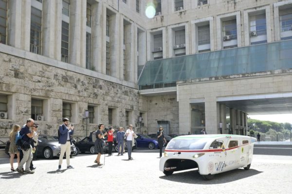 L'auto solare a quattro posti 'Emilia 4', realizzata dall'Alma Mater Studiorum - Università di Bologna nell'ambito di un Progetto di cooperazione scientifica bilaterale con la Serbia, cofinanziato dalla Farnesina, all'interno del cortile del Ministero degli Esteri. Roma, 6 luglio 2022. ANSA/CLAUDIO PERI