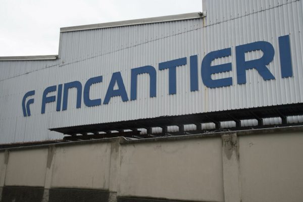 L'entrata del cantiere di Riva Trigoso della Fincantieri. La Fiom Cgil ha proclamato 8 ore di sciopero contro la riapertura del cantiere, perche' non viene rispettato l'accordo a livello nazionale sulla cassa integrazione sino al 3 maggio. La ripresa graduale e pianificata delle lavorazioni, il controllo degli addetti delle ditte in appalto dei quali non si conoscono i numeri, e non ci sarebbe un piano sull sicurezza per la ripresa pianificata al momento  non garantita e per questo che i sindacati hanno indetto lo sciopero. Riva Trigoso (ge) 20 Aprile 2020. ANSA/LUCA ZENNARO