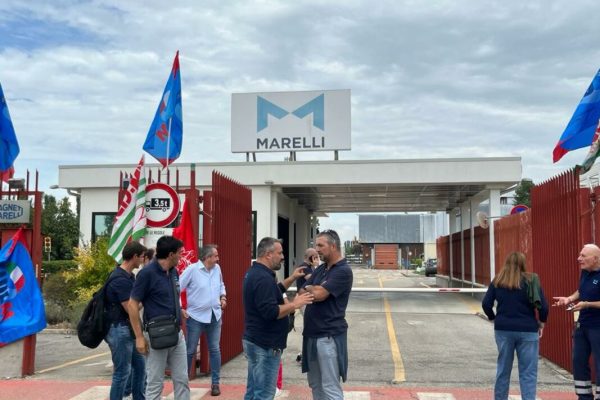 Lavoratori a presidio allo stabilimento Marelli di Crevalcore alle porte di Bologna, 20 Settembre 2023. ANSA/BENEDETTA DELLA ROVERE