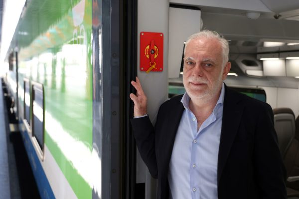 Il presidente di FNM Andrea Gibelli  posa per una foto a margine della conferenza stampa di aggiornamento sul piano di rinnovo della flotta del servizio ferroviario lombardo. Milano 16 Giugno 2023.
ANSA / MATTEO BAZZI