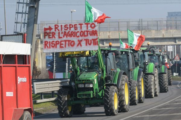 Prosegue la protesta contro le politiche europee degli agricoltori che da martedì scorso si trovano con i loro trattori nell'area del casello dell'autostrada A1 a Melegnano, alle porte di Milano, 02 febbraio 2024. Al presidio oggi partecipa un centinaio di manifestanti con una settantina di mezzi.
/////
A moment of the farmers' protest against European policies in Melegnano, near Milan, Italy, 02 February 2024. 
ANSA/ANDREA CANALI