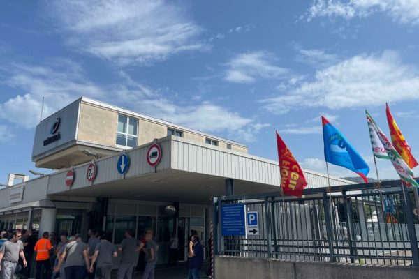 Lavoratori durante un'assemblea in sciopero "simbolica" organizzata da Fim, Fiom e Uilm davanti ai cancelli dello stabilimento di Wartsila a Bagnoli della Rosandra (Trieste), 13 giugno 2023. I lavoratori sono usciti in strada per un'ora, in concomitanza con la cerimonia di inaugurazione, a pochi metri di distanza, del nuovo stabilimento di British American Tobacco Italia.
ANSA/ ALICE FUMIS