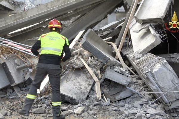 Crollato il solaio di un prefabbricato in un cantiere edile a Nord-Ovest di Firenze: dai vigili del fuoco del nucleo USAR sono stati estratti in vita tra le macerie tre operai, in corso le ricerche di altre persone segnalate come disperse. Quattro squadre al lavoro dalle 9 del mattino per le operazioni di soccorso, Firenze, 16 Febbraio 2024. ANSA/US VVFF