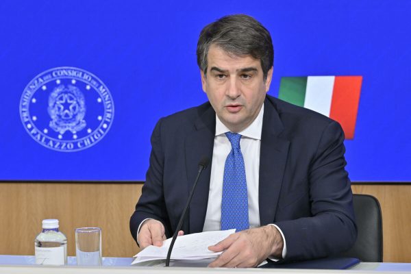 La ministra del Lavoro Marina Elvira Calderone e il ministro degli Affari europei, il Sud, le Politiche di coesione e il Pnrr, Raffaele Fitto, durante una conferenza stampa al termine della riunione del Consiglio dei ministri, che aveva all'ordine del giorno il decreto Pnrr e un'informativa del ministro dell'Interno. Sala stampa di Palazzo Chigi, Roma, 26 febbraio 2024. ANSA/ALESSANDRO DI MEO