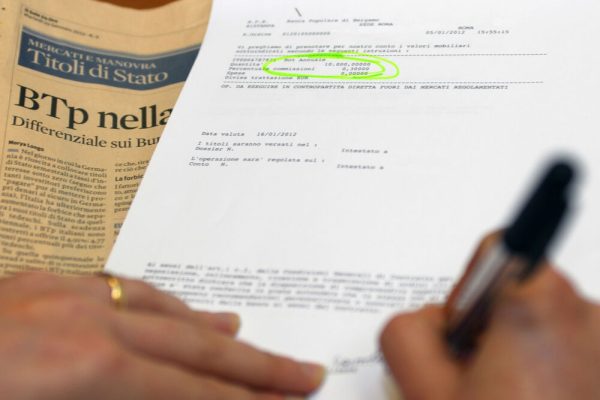 Un momento dell'atto della firma della richiesta di acquisto di Buoni Ordinari del Tesoro (BOT) presso una banca, Roma, 10 gennaio 2012. ANSA / ALESSIO TARALLETTO