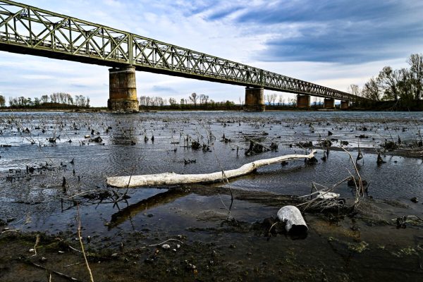 Il ponte della Becca alla confluenza del fiume Po e del suo affluente Ticino, del Parco del Ticino. Ponte della Becca (Pavia), 13 aprile 2023. ANSA/LUCA ZENNARO