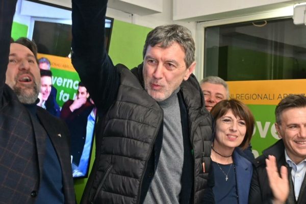 Il presidente della Regione Abruzzo, Marco Marsilio, confermato dopo il voto,  festeggia la rielezione a  Pescara, 11 marzo 2024.
ANSA/CLAUDIO LATTANZIO