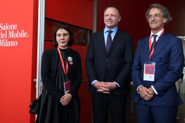 Da sinistra: la presidente del Salone del Mobile Maria Porro ; il ministro dellAgricoltura Francesco Lollobrigida e il presidente di FederlegnoArredo Claudio Feltrin  in occasione della prima giornata della nuova edizione del  Salone del Mobile.  Milano 16 Aprile 2024
ANSA / MATTEO BAZZI