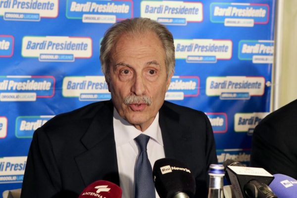 Vito Bardi durante una conferenza stampa dopo la riconferma come presidente della Basilicata, 22 aprile 2024. ANSA/FRANCESCO CUTRO