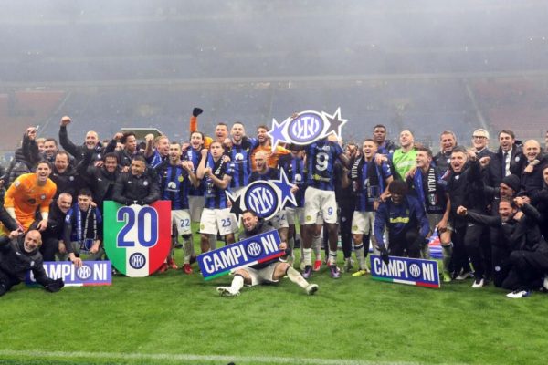 Interís players jubilates at the end of  the Italian serie A soccer match between AC Milan and Inter at Giuseppe Meazza stadium in Milan, 22 April  2024.
ANSA / MATTEO BAZZI