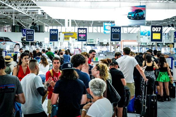 Passeggeri in fila all'aeroporto di Caselle, Torino, 19 luglio 2024. Per effetto del tilt informatico l'aeroporto di Torino-Caselle invita i passeggeri a presentarsi "con largo anticipo rispetto all'orario di imbarco" perché "potrebberro verificarsi disagi e cancellazioni".
ANSA/TINO ROMANO