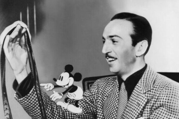 Walt Disney (1901-1966), US-amerikanischer Filmproduzent und Schöpfer zahlreicher Zeichentrickfilme, hier mit "Micky Maus" (1935) / Mickey Mouse, Film begutachten, kariertes Jackett "Salz und Pfeffer", Personen, Portrait, Porträt