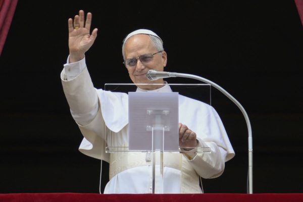 Pope Leo XIV leads the Regina Coeli prayer from the central loggia of Saint Peter's Basilica at the Vatican City, 11 May 2025.
ANSA/VATICAN MEDIA
+++ ANSA PROVIDES ACCESS TO THIS HANDOUT PHOTO TO BE USED SOLELY TO ILLUSTRATE NEWS REPORTING OR COMMENTARY ON THE FACTS OR EVENTS DEPICTED IN THIS IMAGE; NO ARCHIVING; NO LICENSING +++ NPK +++ 
(Caeli, preghiera, Papa Leone, San Pietro, Vaticano, fedeli)