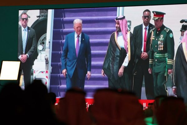 donald trump arabia saudita qatar emirati arabi uniti armi tech elon musk