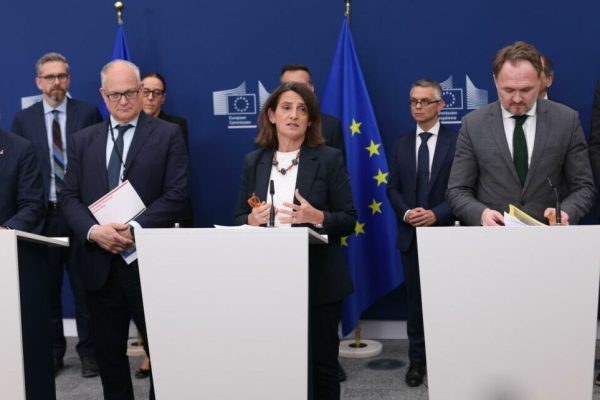 La Commissione europea tiene una conferenza stampa sulla sua iniziativa per l'edilizia popolare