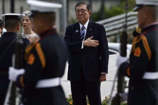 epa12061862 Japanese Prime Minister Shigeru Ishiba (C) attends a wreath laying ceremony to honor Filipino national hero Jose Rizal at the Luneta Park in Manila, Philippines, 29 April 2025. Ishiba is in Manila to improve economic and development cooperation, political and defense engagements between the two nations.  EPA/FRANCIS R. MALASIG