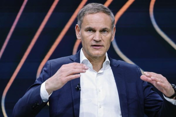 Porsche: il Ceo Oliver Blume.