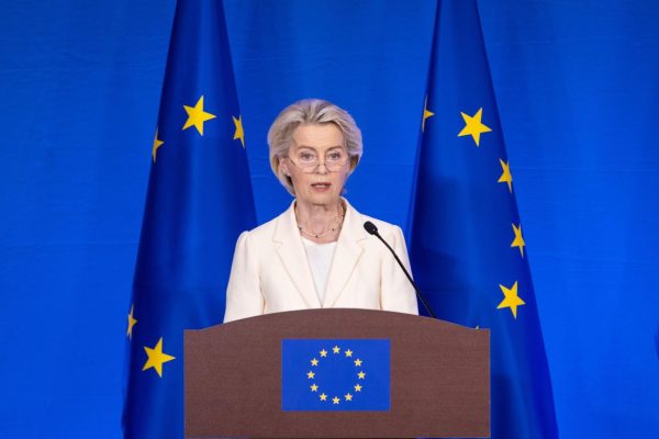 ursulta von der leyen trump dazi europa