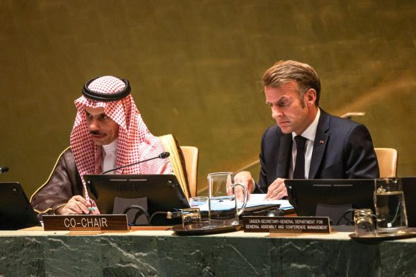 Palestina: Il presidente francese EMMANUEL MACRON e il ministro degli Esteri saudita PRINCIPE FAISAL BIN FARHAN AL SAUD siedono al tavolo della Conferenza internazionale di alto livello per la risoluzione pacifica della questione palestinese.