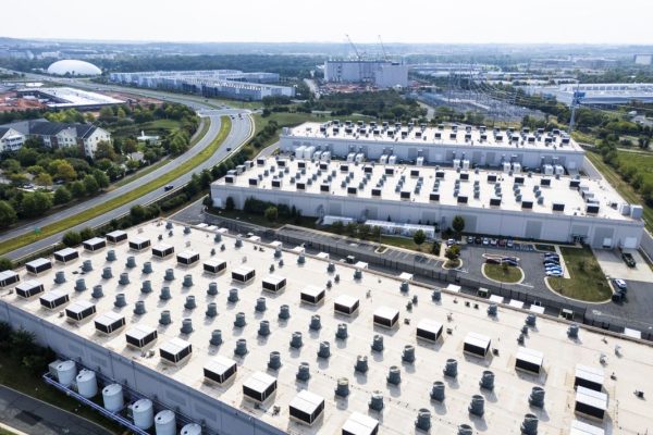 epa12400426 An image made with a drone shows an Amazon Web Services (AWS) data center in Ashburn, Virginia, USA, 23 September 2025. Virginia is home to more than 650 data centers, the highest concentration of data centers in the world. EPA/JIM LO SCALZO