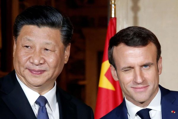 epa07460905 French President Emmanuel Macron (R) welcomes with Chinese President Xi Jinping as he arrives for a dinner at the Villa Kerylos in Beaulieu-sur-Mer, near Nice, France, 24 March 2019. Reports state that Chinese President Xi Jinping begins a three-day state visit to France on the final leg of his European tour.  EPA/JEAN-PAUL PELISSIER / POOL  MAXPPP OUT