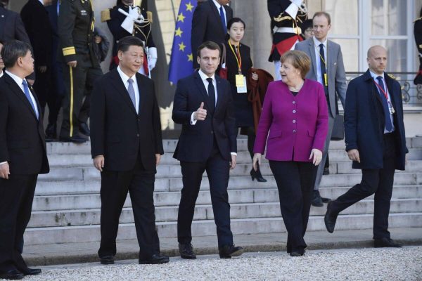 epa07464372 Chinese President Xi Jinping, French President Emmanuel Macron and German Chancellor Angela Merkel leaves the Elysee Palace after a meeting for talks on building a new global governance in Paris, France, 26 March 2019. Chinese President Xi Jinping is on a three-day state visit to France on the final leg of his European tour.  EPA/Julien de Rosa